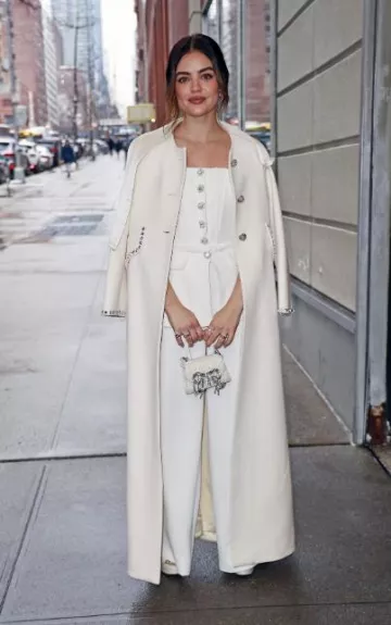 Mono de crepé bandeau con autorretrato usado por Lucy Hale en la ciudad de Nueva York el 16 de enero de 2024