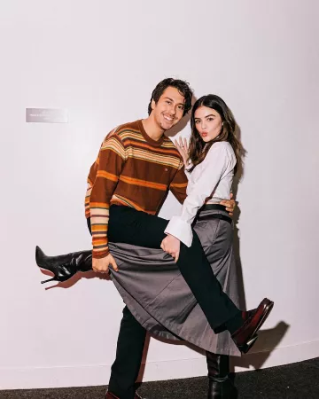 La falda midi plisada Gisele de Frankie Shop usada por Lucy Hale en la ciudad de Nueva York el 16 de enero de 2024