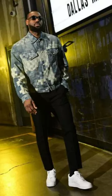 Louis Vuitton Black Round 'LV Super Vision' Sunglasses worn by LeBron James on the Instagram account @kingjames