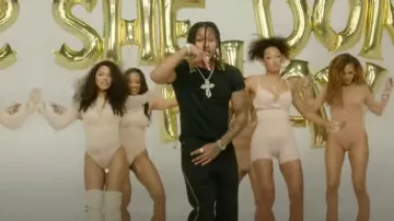 Jean évasé noir à fermeture éclair 'Bolan Banana' porté par DDG dans She Don’t Play (Official Music Video)