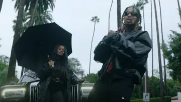 Jean cargo évasé noir Amiri 'M65' porté par DDG dans She Don’t Play (Clip Officiel)