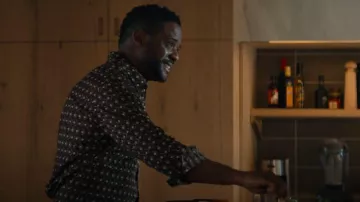 Camisa de algodón con estampado geométrico de Dries Van Noten usada por Richard (Blair Underwood) como se ve en Tres mujeres (T01E03)
