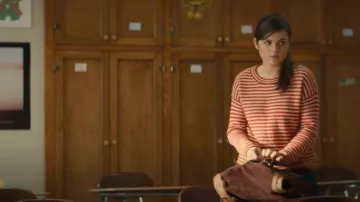 Jersey de rayas de Madewell Seagrove en arcilla etrusca usado por Maggie (Gabrielle Creevy) como se ve en Tres mujeres (T01E04)