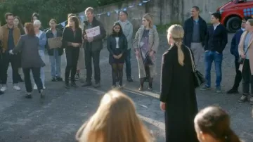 Zara Edi­tion Long Coat worn by Abby Corrigan (Pascale Hutton) as seen in Sanctuary (S01E04)