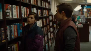 Columbia Pike Lake Veste courte portée par Maggie (Gabrielle Creevy) comme on le voit dans Trois femmes (S01E04)