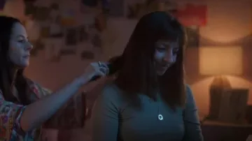 New Look Neck Slim Fit Top porté par Harper Fenn (Hazel Doupe) comme on le voit dans Sanctuary : A Witch’s Tale (S01E04)