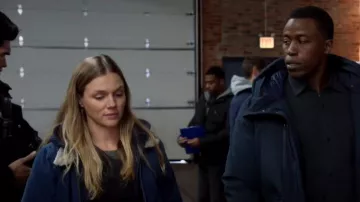 Chaqueta forrada Carhartt Sherpa usada por Hailey Upton (Tracy Spiridakos) como se ve en Chicago P.D. (S11E01)