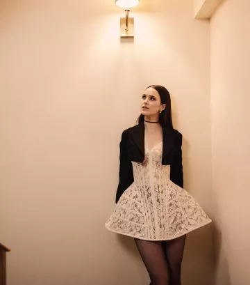 Arete Rainbow K Nano Punk Diamonds Ball usado por Rachel Brosnahan en la fiesta posterior a los premios Emmy el 15 de enero de 2024