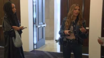 Chaqueta vaquera híbrida de Alexander McQueen usada por Dorit Kemsley como se ve en The Real Housewives of Beverly Hills (T13E12)