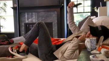 Mother The Insider High Waist Step Deshilachado Dobladillo Crop Jeans usados por Kyle Richards como se ve en The Real Housewives of Beverly Hills (T13E12)