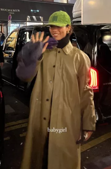 Le manteau Row Devitt porté par Taylor Russell à Paris le 19 janvier 2024