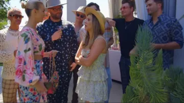 ASTR The Label Robe longue à fleurs à plusieurs niveaux portée par Ariana Madix comme on le voit dans Vanderpump Rules (S10E08)
