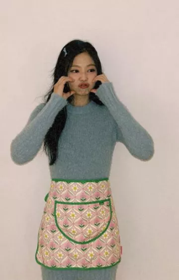 Minivestido de cuello alto de mezcla de lana de Ami Paris usado por Jennie Kim en el vlog de cumpleaños el 16 de enero de 2024
