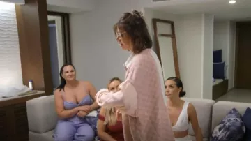 La chemise Free Yoga RH457 portée par Rachel Leviss comme on le voit dans Vanderpump Rules (S10E10)