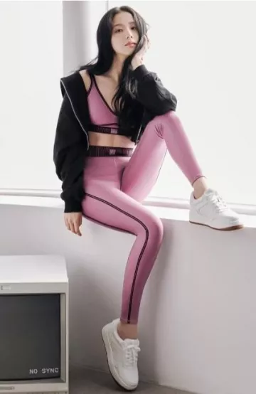 Alo Yoga 01 Classic Sneakers worn by Jisoo  at Alo on January 17, 2024