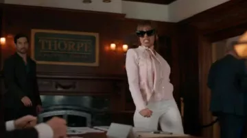 Maje Madere Cárdigan texturizado usado por Max Mitchell (Vanessa Morgan) como se ve en Wild Cards (S01E01)