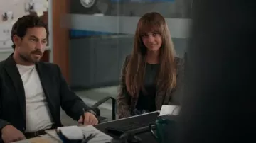 Allsaints Aleida Leopard Blazer porté par Max Mitchell (Vanessa Morgan) comme on le voit dans Wild Cards (S01E02)