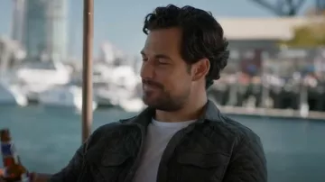 Veste Faherty Epic portée par Cole Ellis (Giacomo Gianniotti) dans Wild Cards (S01E02)