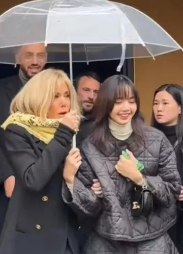 Dior Macro­can­nage Pea­cot worn by Lisa at  X Operation Pieces Jaunes post on January 17, 2024