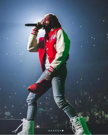 Jeans Amiri Clay Indigo 'Stack' porté par Lil Durk sur le compte Instagram @lilduke60