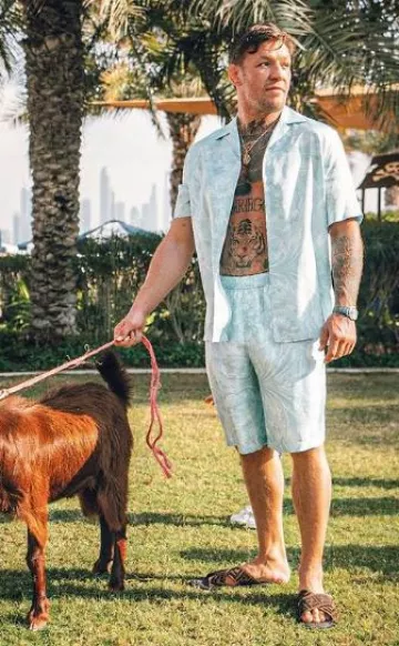 Short Versace Light Blue Macro Barocco porté par Conor McGregor sur le compte Instagram @thenotoriousmma