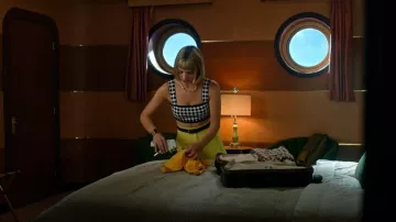 Top de sujetador de punto elástico de pata de gallo blanco y negro de Balmain usado por Imogene (Violett Beane) como se ve en Death and Other Details (S01E01)