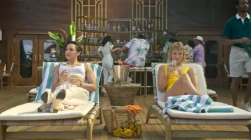 Bolso de paja de trapo y hueso usado por Imogene (Violett Beane) como se ve en Death and Other Details (S01E01)