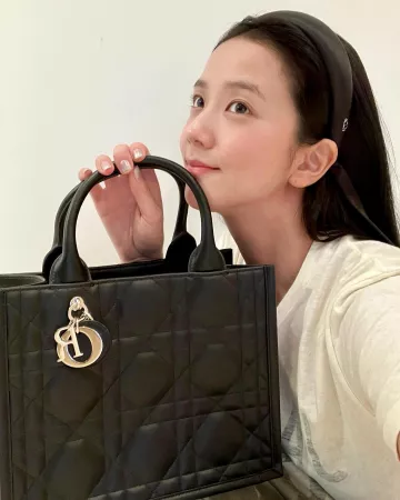 T-shirt Dior J’adior 8 porté par Jisoo sur son post Instagram le 20 janvier 2024