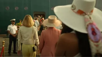 Bolso Balmain Medium 1945 Heritage Monogram Jacquard usado por Imogene (Violett Beane) como se ve en Death and Other Details (S01E01)