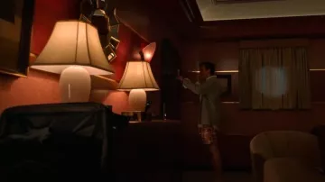 Short en soie à motifs Amiri porté par Tripp (Jack Cutmore-Scott) dans Death and Other Details (S01E02)