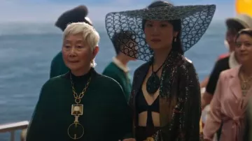 Pleats Please Issey Miyake Madame Écharpe à plis techniques multidirectionnels portée par Celia (Lisa Lu) comme on le voit dans La mort et autres détails (S01E01)