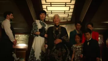 Robe en lin brodé bordée de pompons Zimmermann Anneke portée par Eleanor Chun (Karoline) dans Mort et autres détails (S01E02)