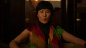 Chaleco largo con flecos escalonados de Dries van Noten usado por Eleanor Chun (Karoline) como se ve en Muerte y otros detalles (S01E02)