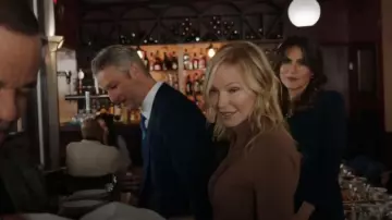 Scanlan Théodore Dress Spice porté par la détective Amanda Rollins (Kelli Giddish) comme on le voit dans Law & Order : Special Victims Unit (S25E01)