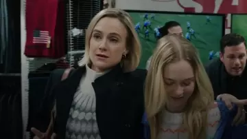 Pull à col montant Gap porté par la détective Amanda Rollins (Kelli Giddish) comme on le voit dans Law & Order : Special Victims Unit (S25E01)