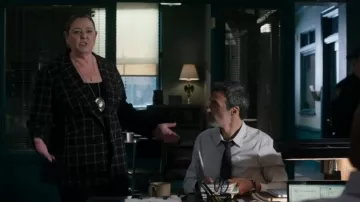 Chaqueta de cristal de ventana Bar III usada por Kate Dixon (Camryn Manheim) como se ve en Law & Order (T23E01)