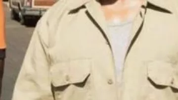 Chemise beige porté par léon de snowfall of Leon Simmons (Isaiah John) in Snowfall (S01E01)