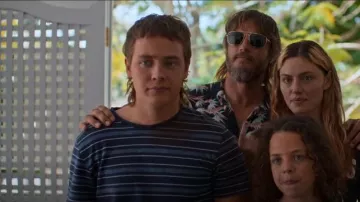 Ray Ban RB 3560 Colonel portée par Lyle Orlik (Travis Fimmel) comme on le voit dans l’univers de Boy Swallows (S01E02)