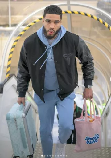 Pantalones de chándal Jordan Blue Grey Flight Patch usados por Jayson Tatum en la cuenta de Instagram @jaytatum0