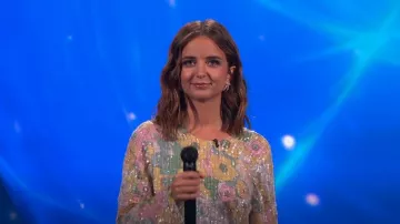 Top à manches longues Asos à imprimé floral pastel et paillettes porté par Jaelyn Kay dans We Are Family (S01E02)