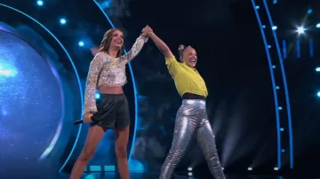 L’Agence Cove Lime Crop Elbow Sleeve Jacket portée par JoJo Siwa dans We Are Family (S01E02)