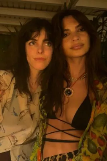 Chemise Gucci 1996 à imprimé fruit portée par Emily Ratajkowski lors de l’enterrement de vie de jeune fille d’une amie le 21 janvier 2024