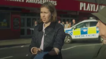 Chaqueta acolchada Barbour Annadale usada por DC Steph Duncan (Rhiannon Clements) como se ve en Vera (S13E03)