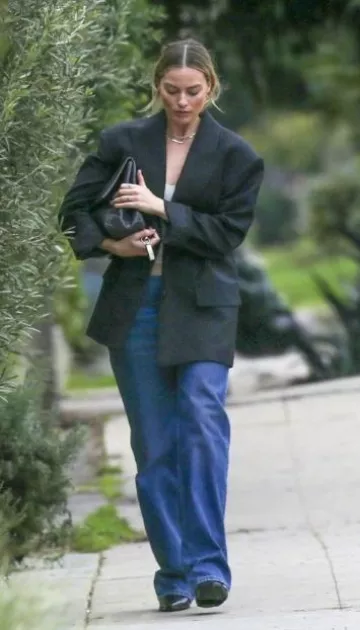 Bottega Veneta Vaqueros cargo de pierna recta usados por Margot Robbie en En Santa Mónica, California, el 17 de enero de 2024