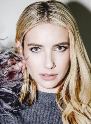 Suéter de cuello redondo de cachemira con adornos de plumas de Prada usado por Emma Roberts en su historia de Instagram el 20 de enero de 2024