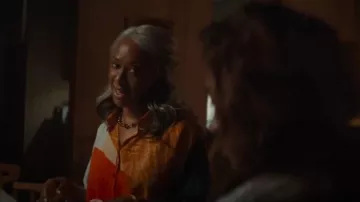 Blusa túnica con estampado de luz líquida de mousseline de lana Akris usada por Dyan (April Grace) como se ve en Tres mujeres (T01E10)