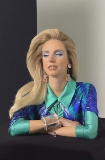 Giorgio Armani Boucles d’oreilles Clip On Pedant en résine portées par Leonie Hanne lors du tournage de Tush Magazine le 18 janvier 2024