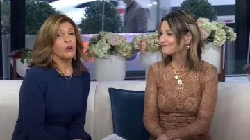 Robe mi-longue en dentelle florale froncée Dolce & Gabbana portée par Savannah Guthrie comme on le voit dans Today le 18 janvier 2024