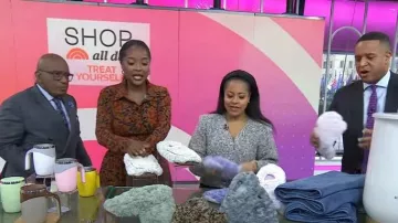 Osman Yousefzada Collective Robe à taille smockée portée par Makho Ndlovu comme on le voit dans Aujourd’hui le 18 janvier 2024