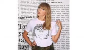 White t)shirt with cat with eyeglasses worn by Taylor swift on an Instagram picture